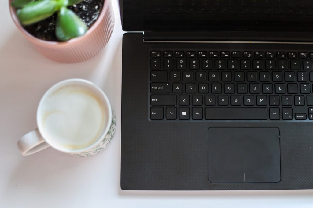 laptop, plant, desk-4948841.jpg